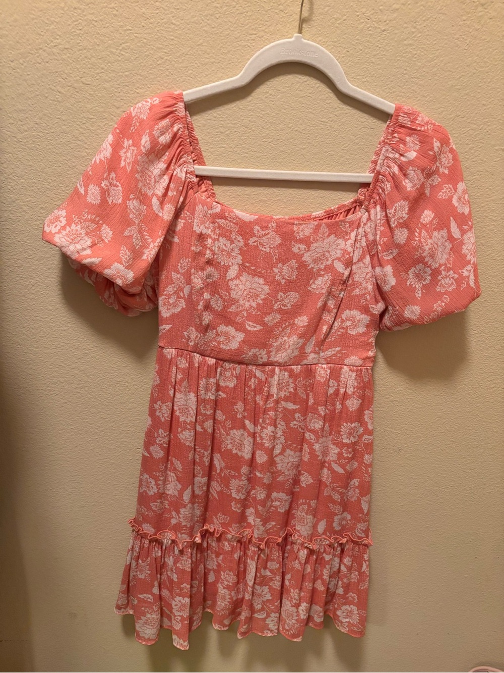 Coral and White Floral Puff Sleeve Mini Dress. Bought from VICI! Like new!